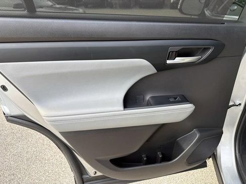 Used 2023 Toyota Highlander FWD image 13