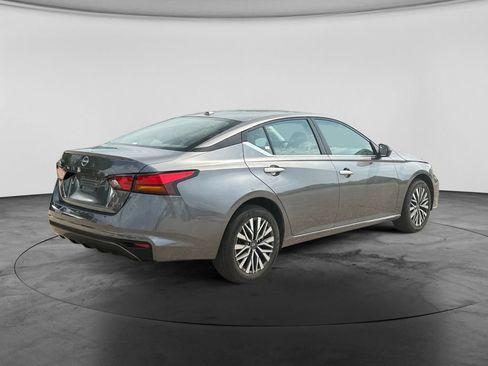 Used 2025 Nissan Altima 2.5 SV AWD/4WD image 9