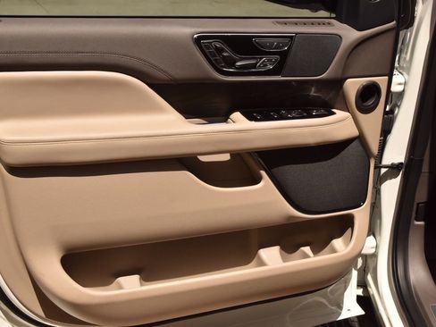 Used 2022 Lincoln Navigator Reserve AWD/4WD image 35