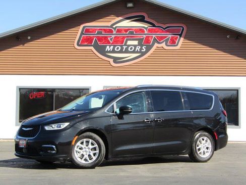 Used 2021 Chrysler Pacifica Touring-L image 2