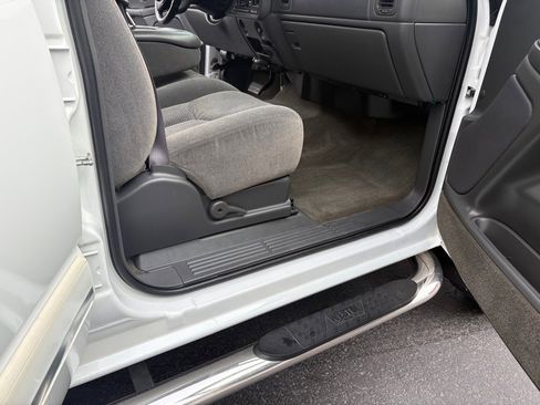 Used 2005 Chevrolet Silverado 2500 LS w/ Heavy-Duty Power Package image 21