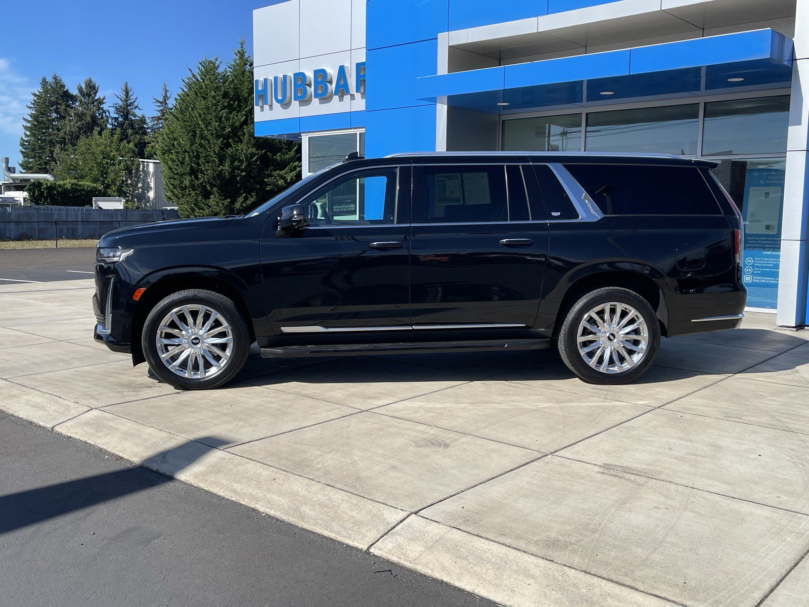 Used 2023 Cadillac Escalade ESV Premium Luxury AWD/4WD image 2