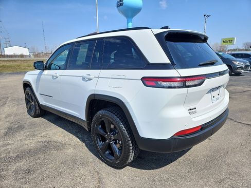 Used 2023 Jeep Grand Cherokee Altitude AWD/4WD image 2