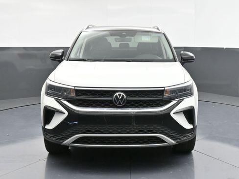 Used 2024 Volkswagen Taos SE w/ Panoramic Sunroof Package image 2