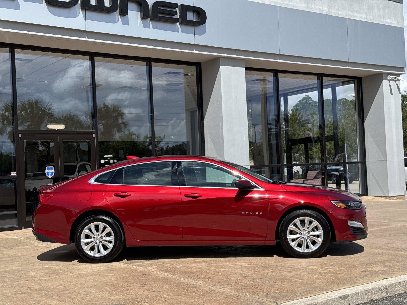 Used 2025 Chevrolet Malibu LT FWD image 2
