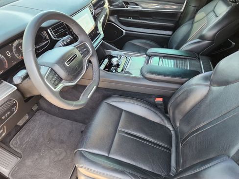 Used 2022 Jeep Wagoneer Series III w/ Premium Group I AWD/4WD image 2