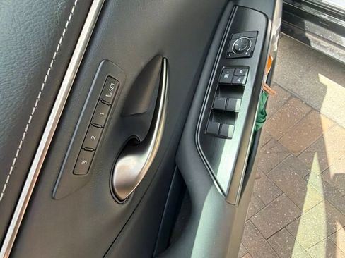 Used 2019 Lexus ES 300h w/ Premium Package FWD image 12