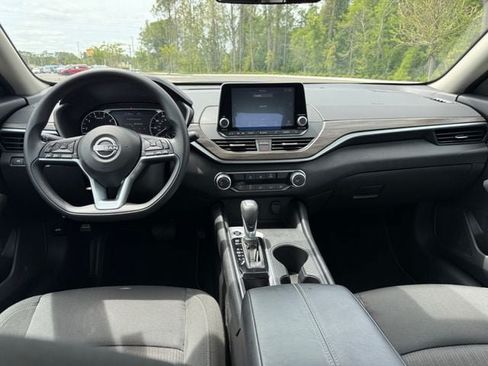 Used 2025 Nissan Altima 2.5 SV FWD image 10