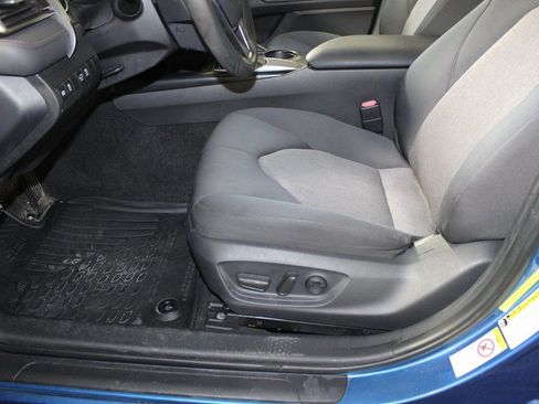 Used 2019 Toyota Camry LE image 10