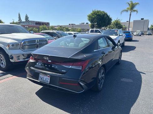 Certified 2025 Hyundai Elantra Limited FWD image 3