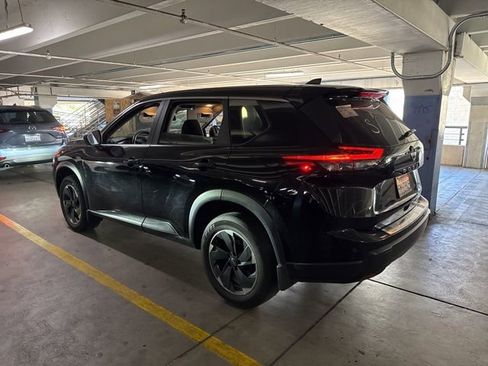 Used 2024 Nissan Rogue SV image 4