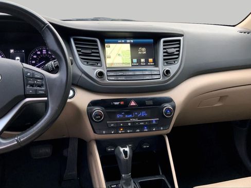 Used 2016 Hyundai Tucson Limited w/ Option Group 03 FWD image 7