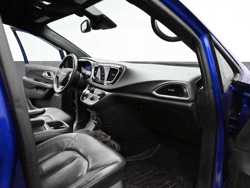 Used 2019 Chrysler Pacifica Touring-L Plus w/ Advanced Safetytec Group FWD image 22