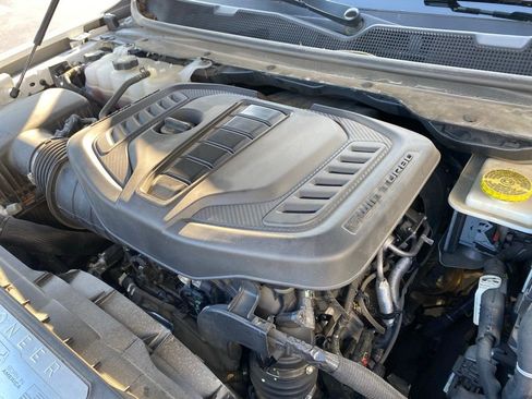 Used 2024 Jeep Wagoneer L Series II w/ Flexible Seating Group RWD image 13