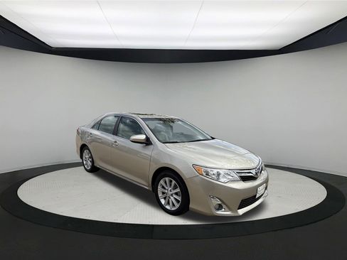 Used 2014 Toyota Camry XLE w/ Leather Package FWD image 7
