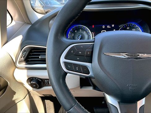 Used 2023 Chrysler Pacifica Touring-L FWD image 22