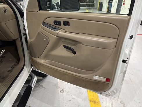 Used 2004 GMC Sierra 2500 SLT w/ Heavy-Duty Power Package AWD/4WD image 17