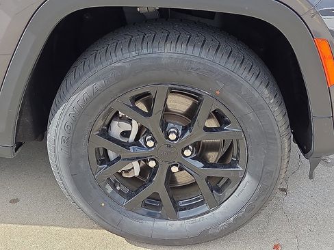 Used 2024 Jeep Grand Cherokee L Laredo image 7