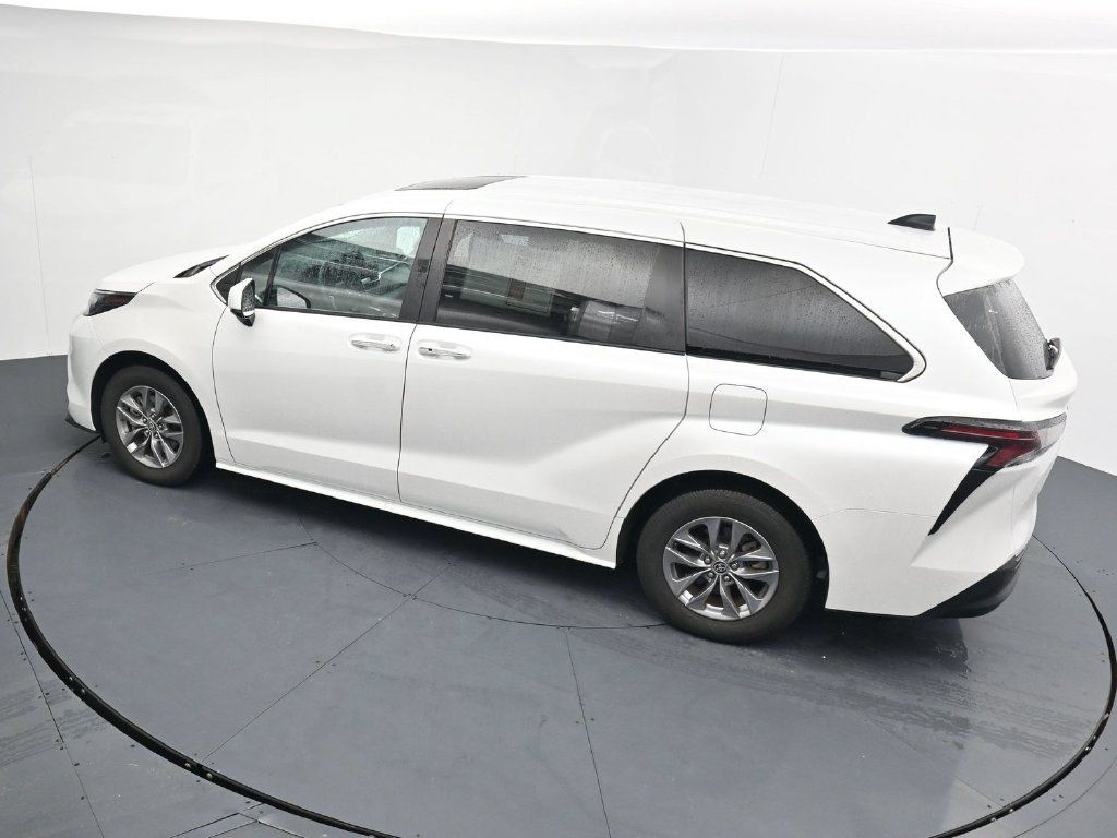 Used 2024 Toyota Sienna XLE FWD image 13