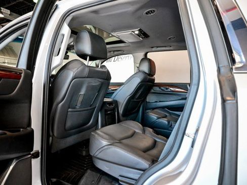 Used 2016 Cadillac Escalade Luxury AWD/4WD image 17