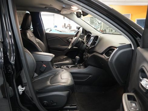 Used 2019 Jeep Cherokee Limited image 26