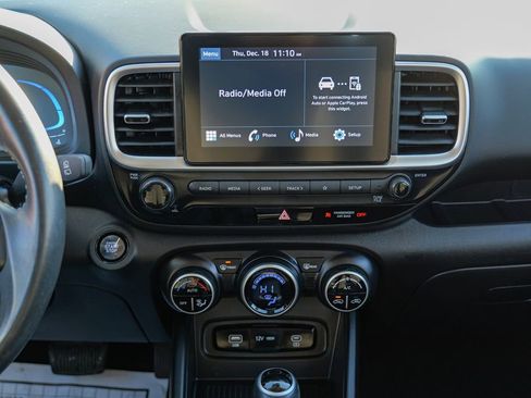 Used 2024 Hyundai Venue SEL image 42