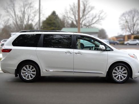 Used 2017 Toyota Sienna Limited image 4