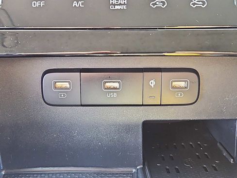 Used 2024 Kia Carnival EX image 17