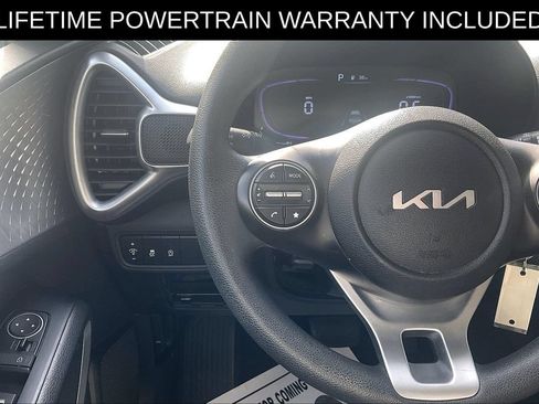 Used 2025 Kia Soul LX w/ LX Technology Package FWD image 16