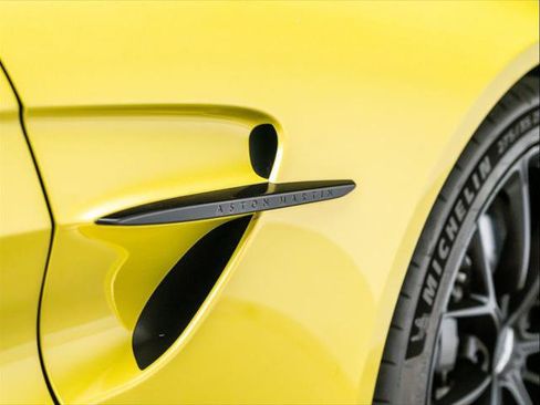 Used 2025 Aston Martin V8 Vantage Coupe image 17