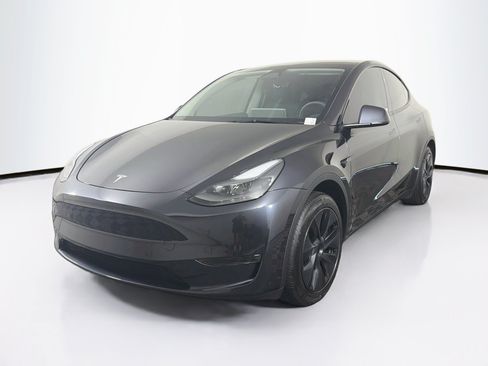 Used 2024 Tesla Model Y Long Range RWD image 3