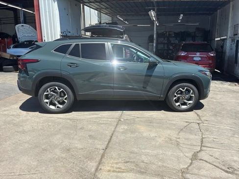Used 2025 Chevrolet Trax LT FWD image 4