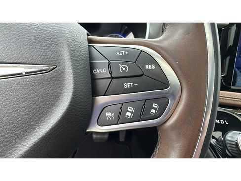 Used 2017 Chrysler Pacifica Limited w/ Advanced Safetytec Group FWD image 28