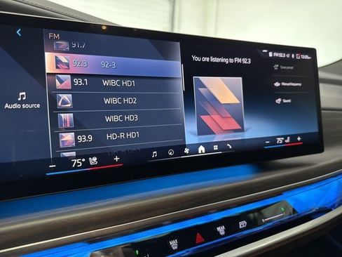 Used 2024 BMW i7 xDrive60 w/ Premium Package image 32