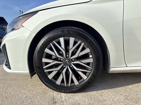 Used 2025 Nissan Altima 2.5 SV FWD image 19