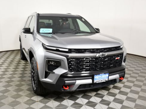 Used 2025 Chevrolet Traverse Z71 AWD/4WD image 3