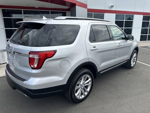 Used 2018 Ford Explorer XLT w/ Equipment Group 202A image 9