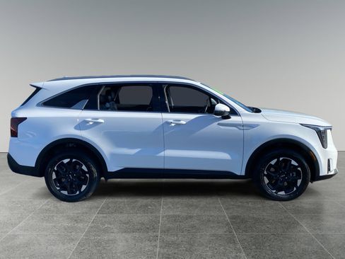 Used 2024 Kia Sorento S image 6