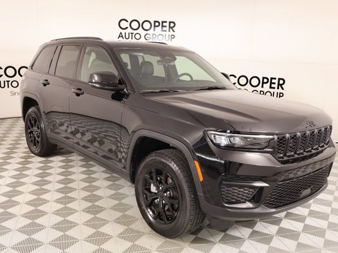 Used 2025 Jeep Grand Cherokee 4WD image 1
