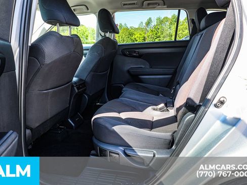 Used 2025 Toyota Highlander LE FWD image 19