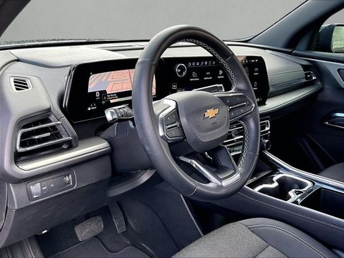Used 2025 Chevrolet Traverse LT FWD image 14