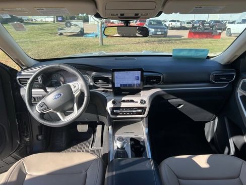 Used 2023 Ford Explorer XLT image 18