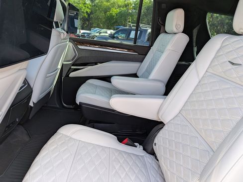 Certified 2025 Cadillac Escalade ESV Sport Platinum AWD/4WD image 17