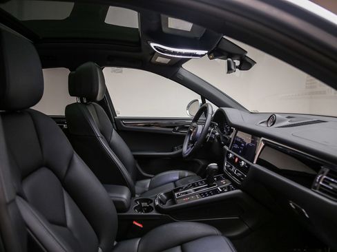 Certified 2026 Porsche Macan AWD/4WD image 21