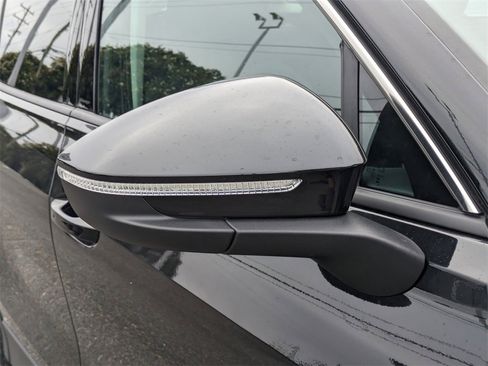 New 2025 Volkswagen Tiguan SE image 12