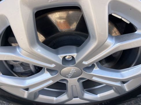 Used 2024 Jeep Compass Latitude image 9