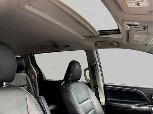 Used 2016 Toyota Sienna SE FWD image 27