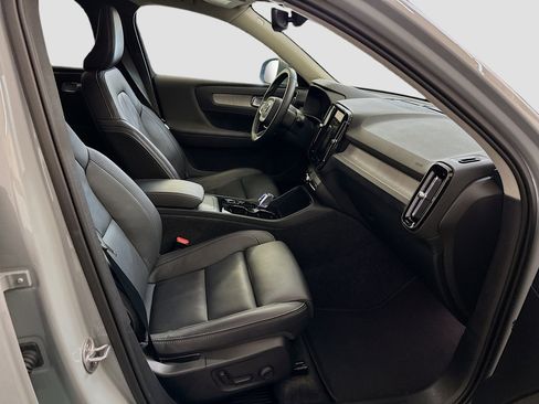 Used 2025 Volvo XC40 B5 Plus image 34