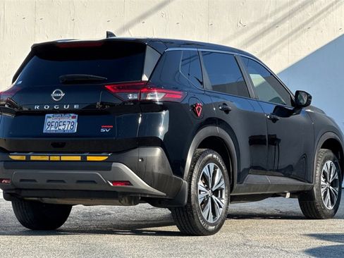 Used 2023 Nissan Rogue SV image 4