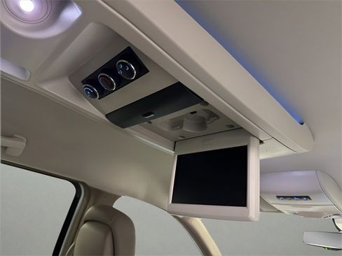 Used 2014 Chrysler Town & Country Touring image 31